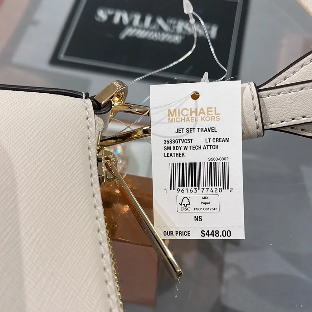 MICHAEL KORS
Jet Set Saffiano Leather Crossbody Bag with Case Apple Airpods Pro® - Picture 10 of 16